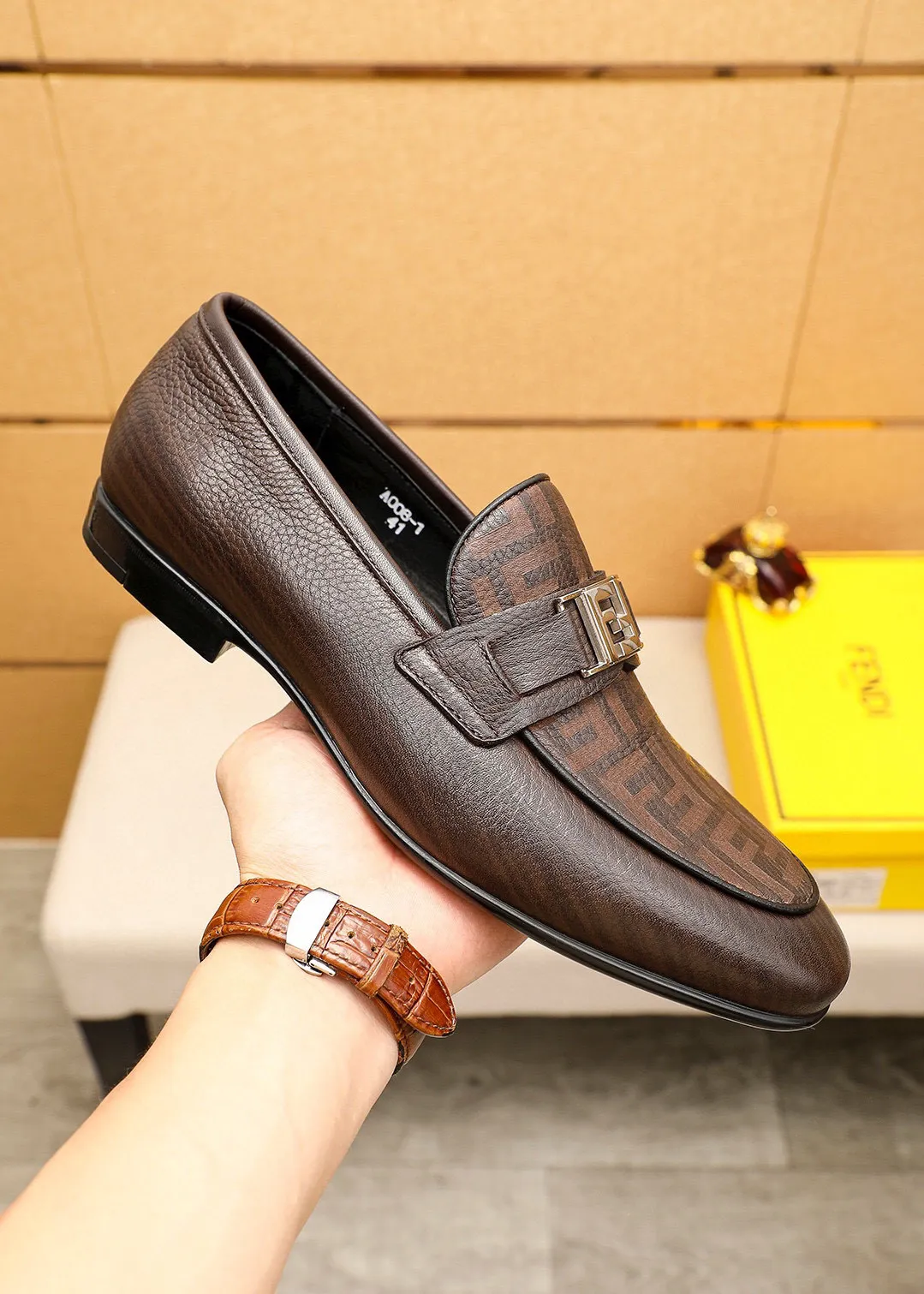 Men's shoes 💰442 💐 Product trademark: FENDI [Fendi] casual leather shoes Regular size: 38-44 (45🉑️customized) Product materials: Selected imported first-layer pebbled cowhide laser upper + luxury hardware buckle, imported cowhide leather lining. Strong three-dimensional visual effect, rubber outsole Color: 1⃣️color optional